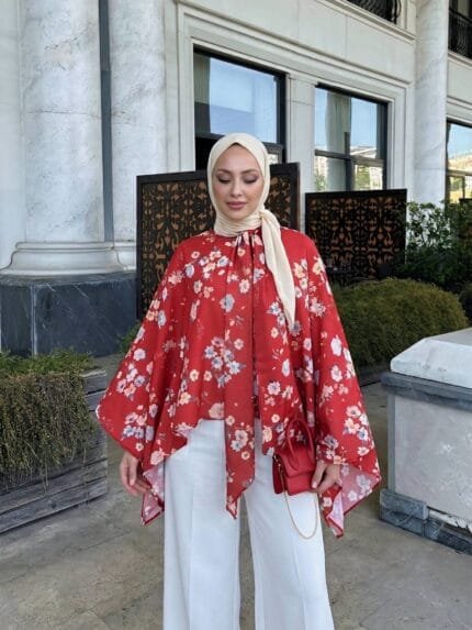 Üzerine kadın tulum ve blazer